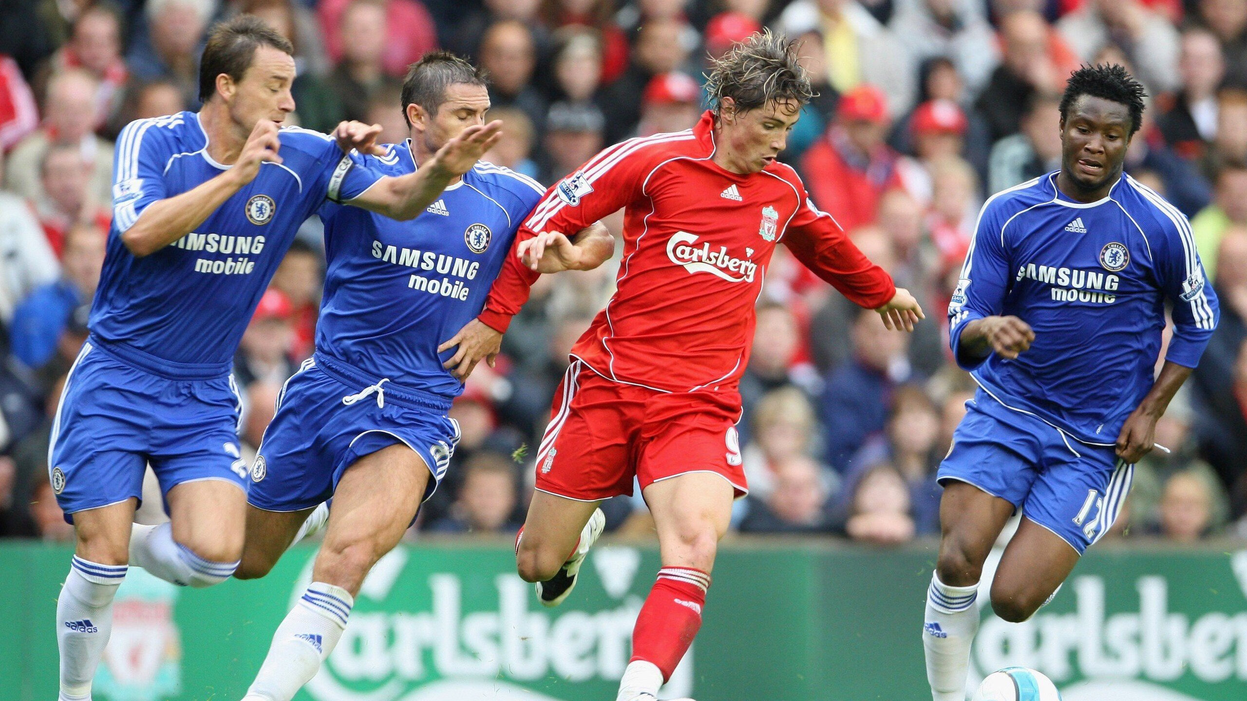 墨西哥骑手费德里科·费尔南德斯在巴黎奥运会上与“Romeo”马匹共同参赛，尽管因马匹受伤被迫退出，但展现了坚强意志。